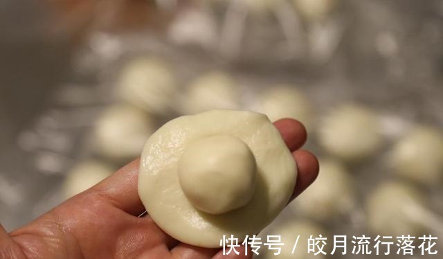 紫薯蛋黄酥|紫薯蛋黄酥的简单做法，香酥可口，营养美味！