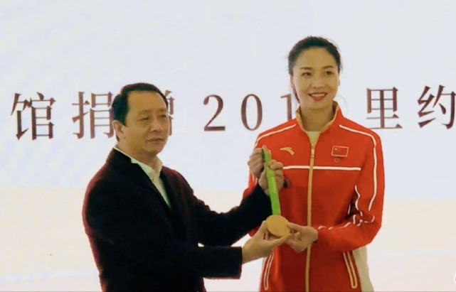 李佳军|中国女排最美队长捐出奥运金牌,33岁已是团市委副书记