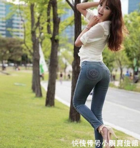 小姐姐穿紧身牛仔裤,塑造完美曲线身姿,散发女性独特魅力