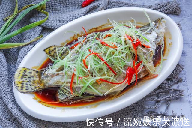 清蒸鱼，蒸几分钟要不要抹盐豉油怎么淋看看你做对了没