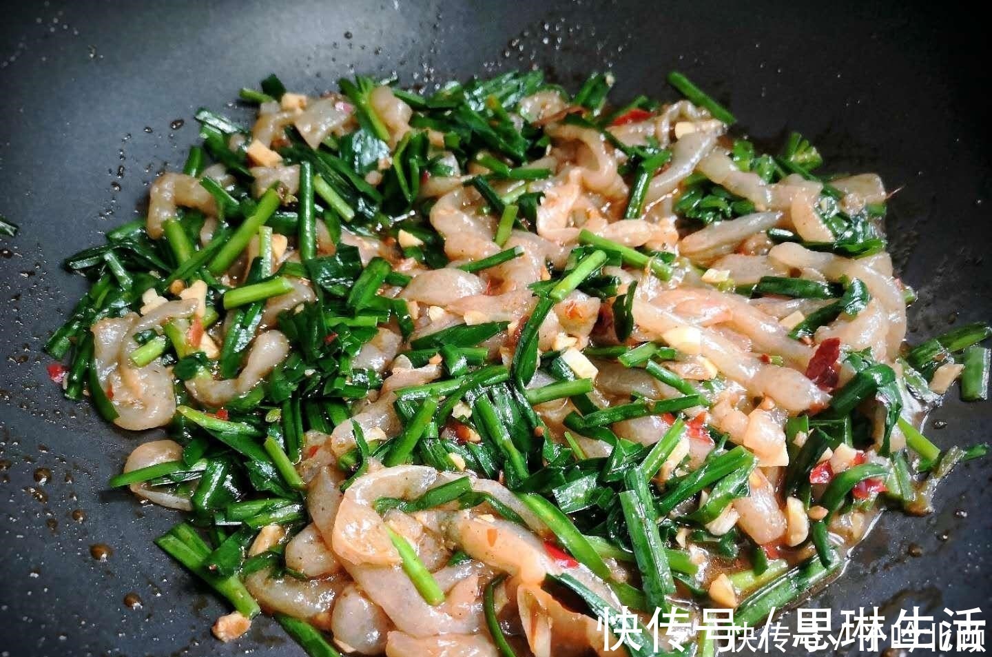 孩子|韭菜和它是天生一对,简单一炒,鲜美可口又滑爽,上桌孩子盯着抢