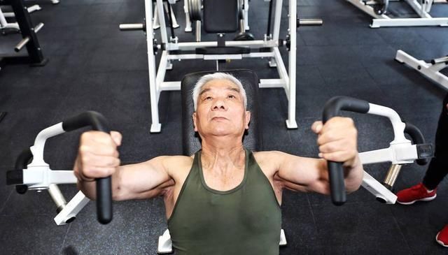 硬朗|男性过了50岁,还能做到这3件事,恭喜了,身体还很硬朗