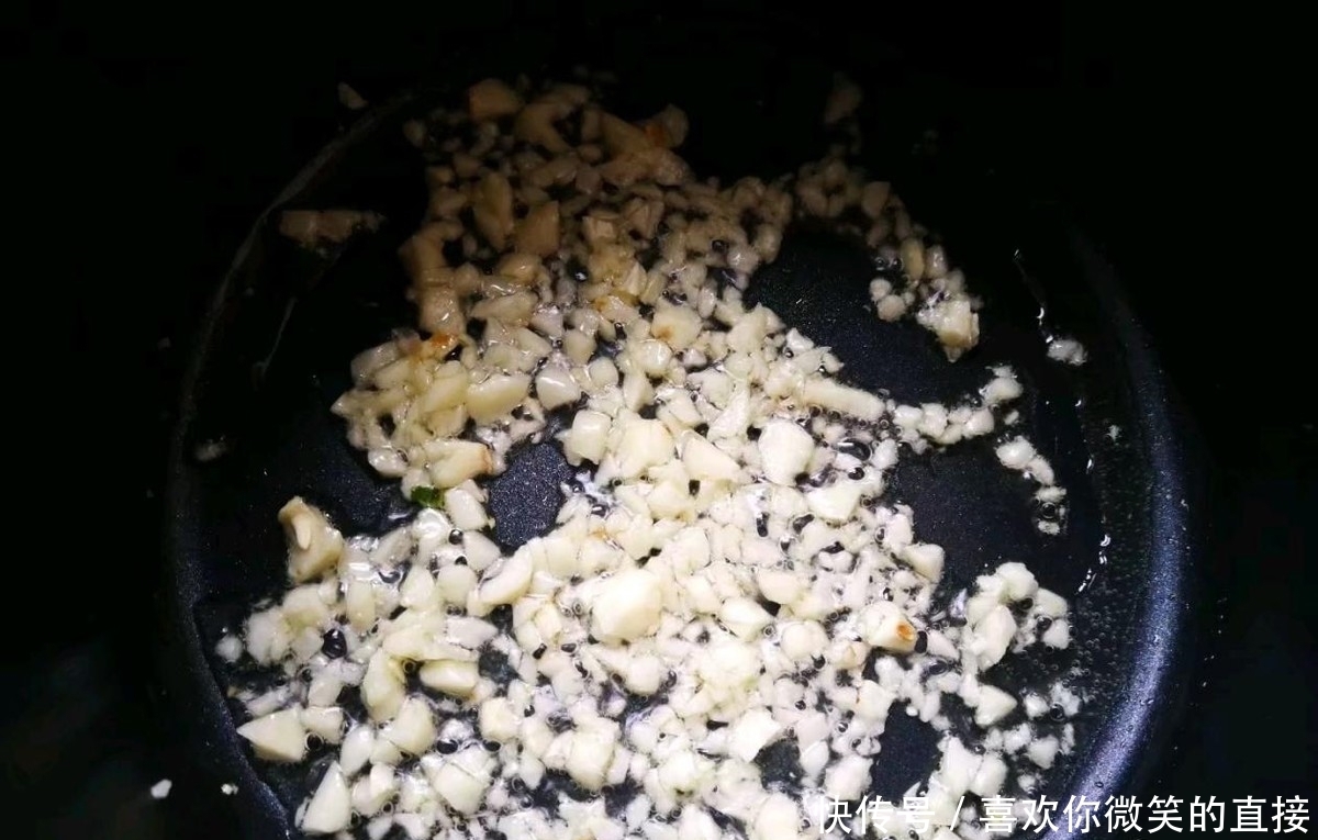 家人都喜欢吃的一道蒜蓉金针菇,简单好操作,味道不比烧烤的差