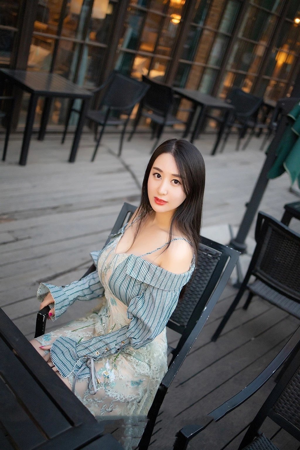 咕嘎 身材好到一定程度,甜美连衣裙也可以穿出妩媚感