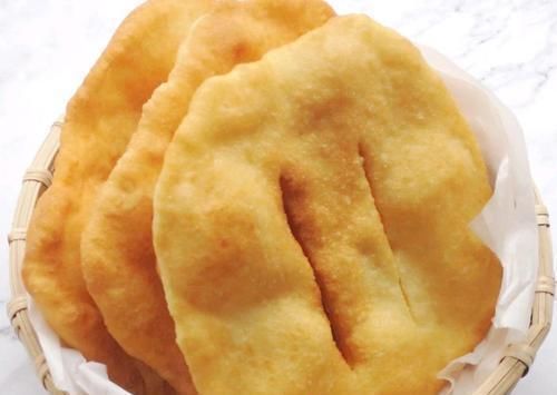 教你用面粉做炸油饼,又香又软,比油条还好吃,做法超简单