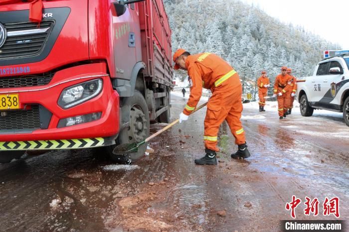 西藏昌都森林消防藏历新年期间协助当地清理道路冰雪