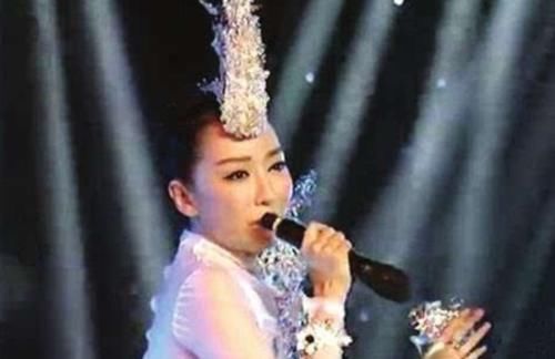 小春哥|假唱翻车的8个歌手，一个比一个离谱，有人拿反麦克风唱完整首歌