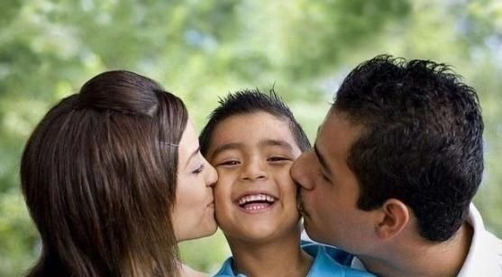 熬夜玩手机|清华教授:父母这4个坏“习惯”,会让孩子“越变越笨”,家长别不当回事!