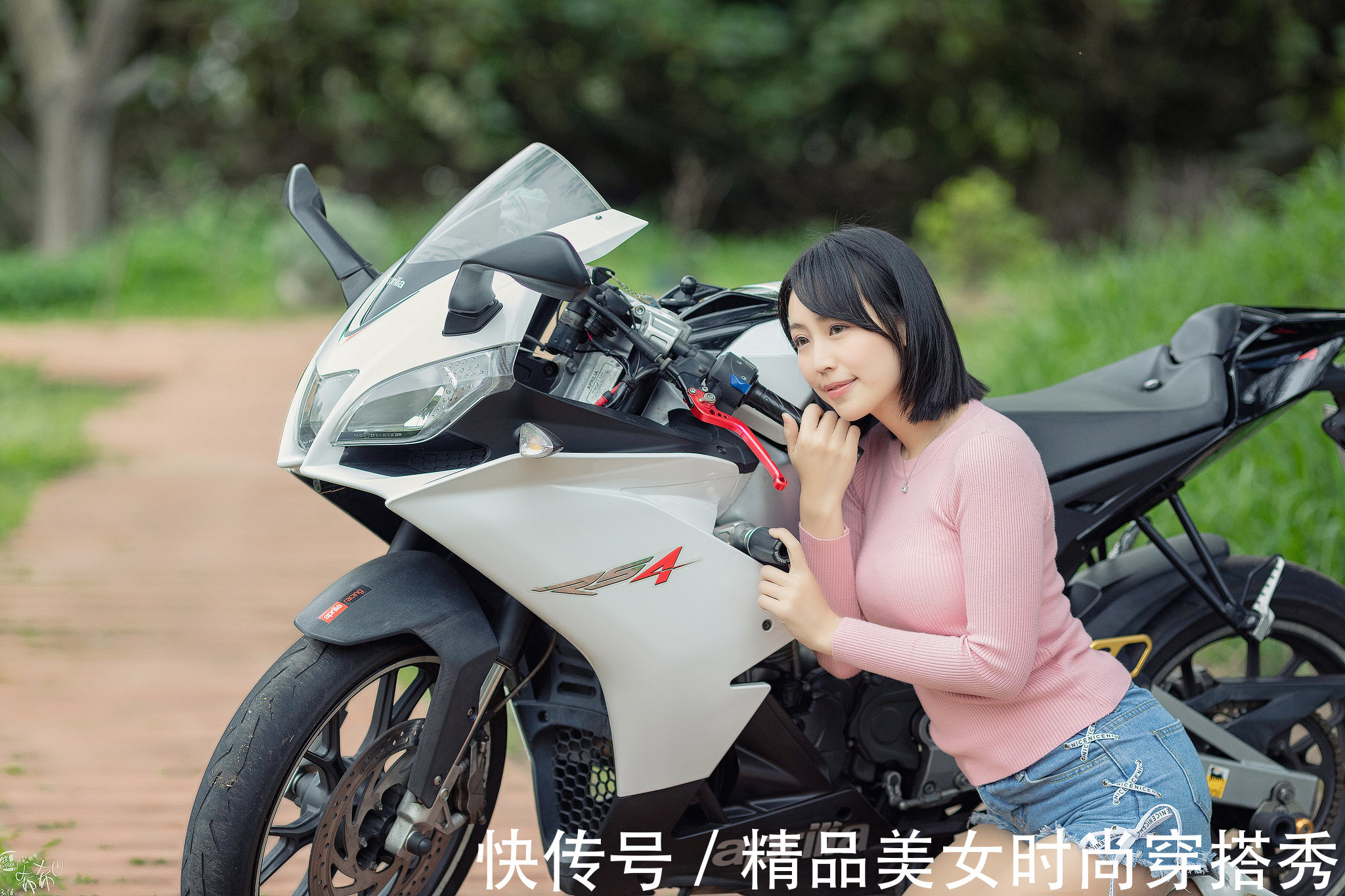 牛仔短裤|简单干练的冰丝衫，搭一条牛仔短裤，诠释了美女超凡脱俗的气质