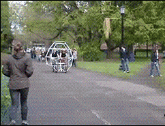 |搞笑GIF:可怜的面包车还不足月就生下来了!就不怕翻了吗!