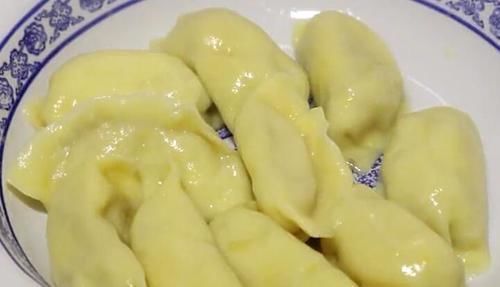 凉水|煮饺子时,需要加凉水吗,一步错步步错,难怪饺子破皮不好吃