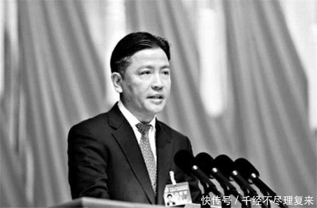 中专生去给首富当司机,因长相出众变身