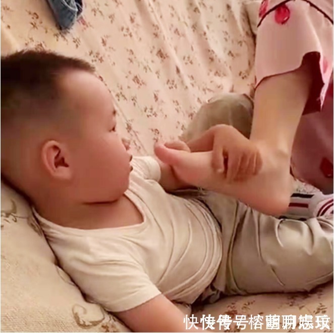 熊孩子|“豪横小姨”走红,单手拎起侄子霸气侧漏,“熊孩子”遇到对手了