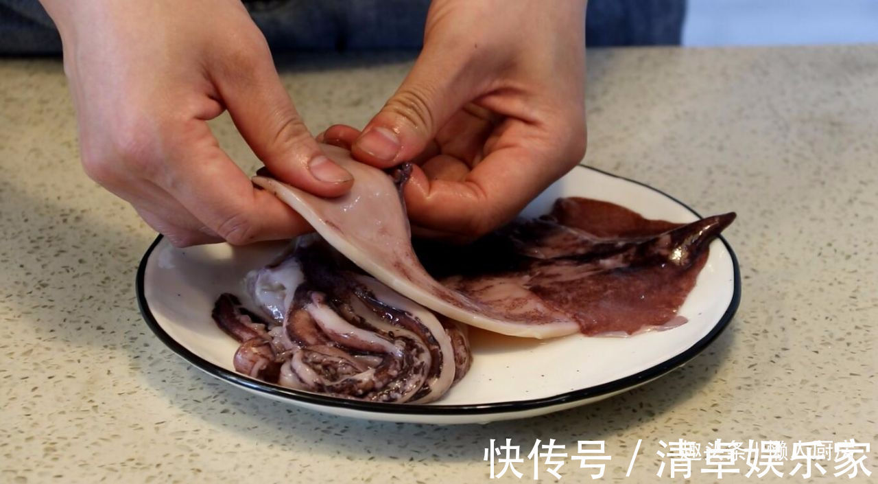 清洗干净|夏天,鱿鱼别白灼着吃了,教你烤鱿鱼的详细做法,配啤酒太爽了