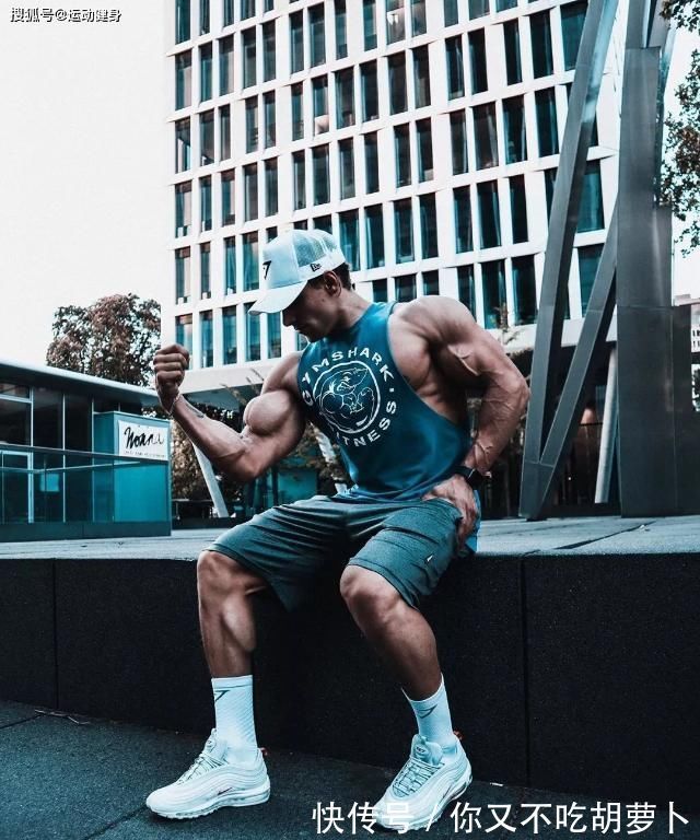 撸铁|臂围45cm，二头肌似小山包的猛汉奶爸，还自带肌肉抽筋绝活
