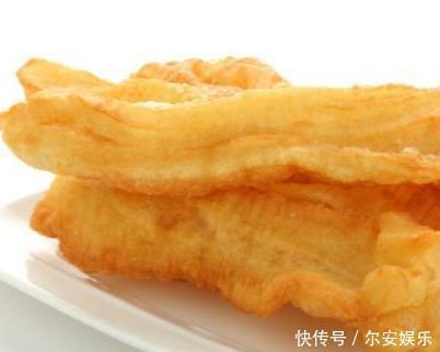 炸油条是有窍门的,掌握之后,做出酥脆蓬松的油条,健康美味省时