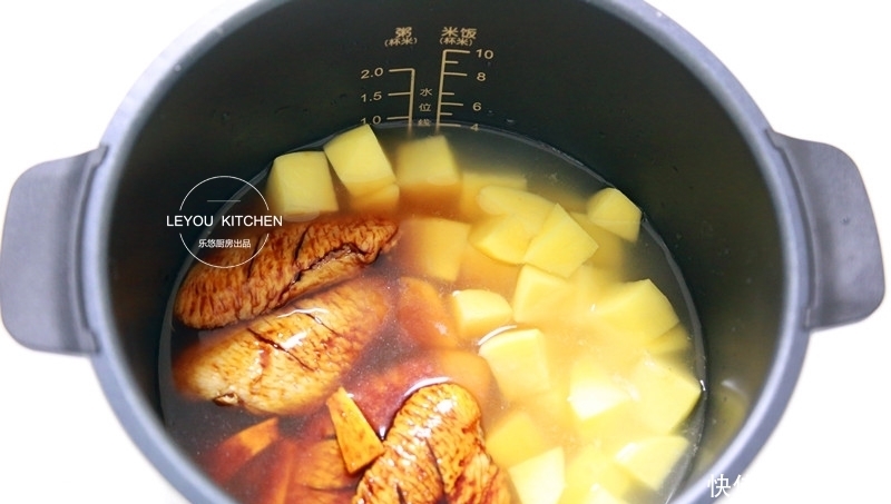 夏天的懒人焖饭,不用炒,所有料直接下锅,鸡翅嫩滑,米饭入味