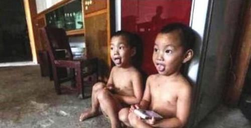 当成普通人|7岁双胞胎出生后从未穿过衣服,民警上门询问,宝妈含泪说出原因