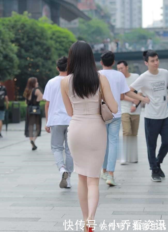 小姐姐 现在流行剪一刀,小姑娘挺会穿,美成人群焦点