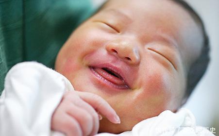 母体|婴儿面带微笑出生的,95后妈妈高兴,医生反手打了孩子一巴掌