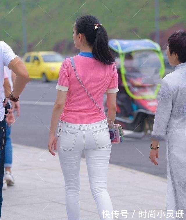 肩部 打底裤搭配起来更抢镜,自然不突兀,带来时髦丽人风范