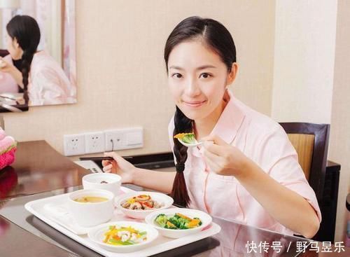 小娟|“硬核”产妇火了，顺产完自己捂着肚子走出产房，护士：第一次见