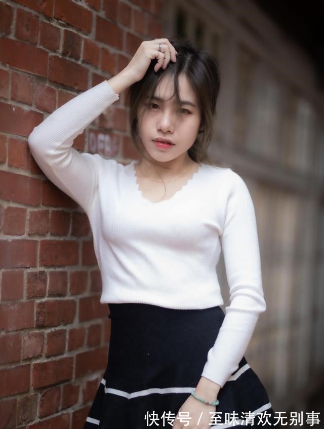 知性 温柔纯洁的白色针织衫搭配深蓝色高腰A字裙,简约干练又知性优雅!