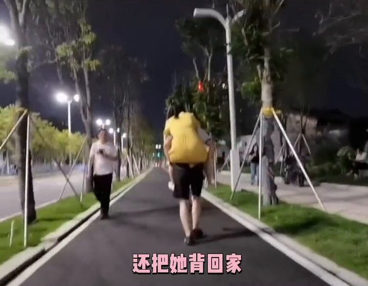 爸爸|妈妈脚痛爸爸直接背回家，女儿身后狂“吃醋”：都不等我一下