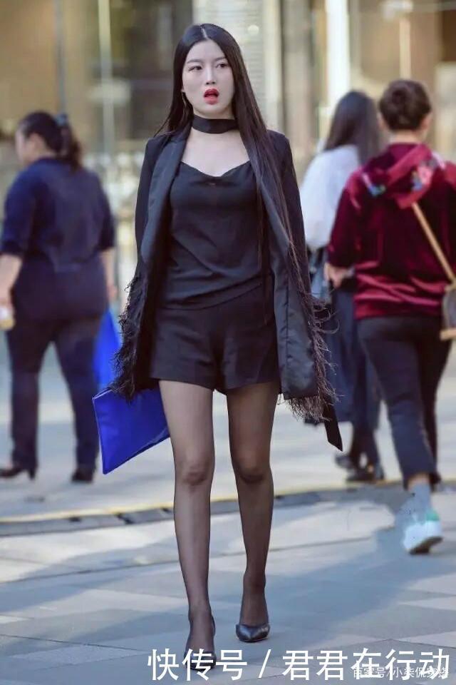 奔四的女人,跟着穿“裙装裤”,减龄又显瘦,何乐而不为呢