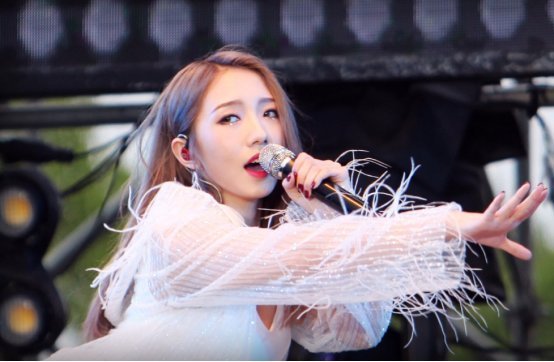 写真|孟美岐：无童年生活，4岁练舞，20岁出道，可父母为何如此狠心？