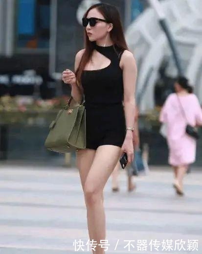 轻熟|走“轻熟风”的美女,黑色系穿搭彰显独特魅力,大长腿让人羡慕