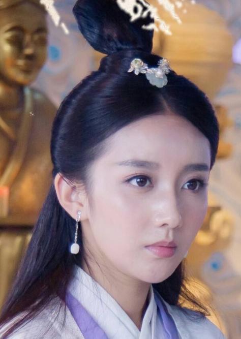 她因長得太美,在《非誠勿擾》觀眾席被星探發(fā)掘,搖身一變成明星