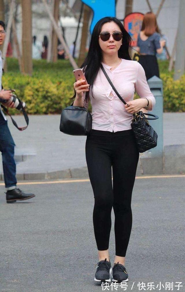 气质 酷酷的皮夹克搭配打底裤,气质又减龄打造出窈窕身材