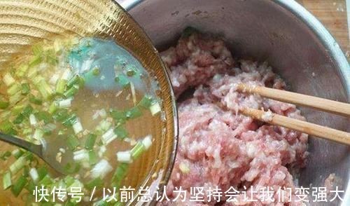 香油|调肉馅时，有人放香油，有人放熟油，都不对，学会正确做法，喷香