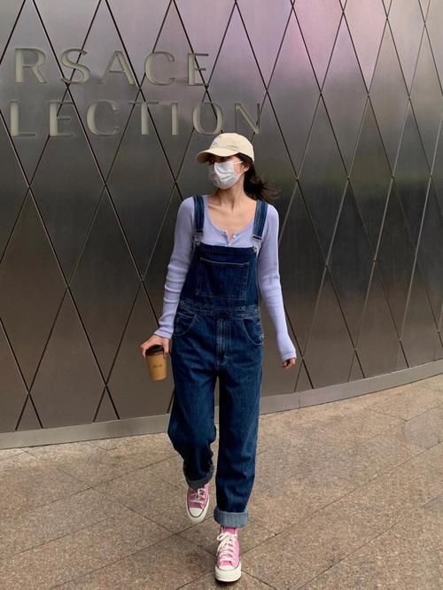 背带裤怎么穿才好看？这3种时髦又减龄的搭配法则，值得借鉴