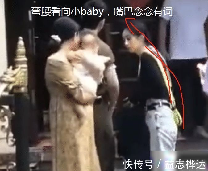 赵丽颖录节目却遇到小baby，看清她下意识动作，当妈的都懂