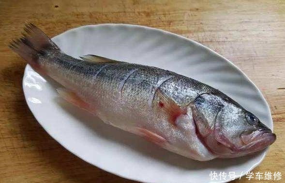蒸鲈鱼时,需不需要腌制大厨用错了方法,难怪鲈鱼蒸好没鲜味!