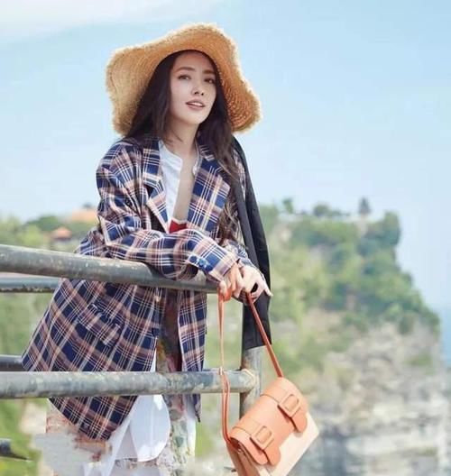 ?丢掉你的双肩包吧！今年流行“剑桥包”，时髦舒适又很能收纳