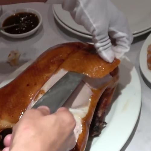 料理|泰国厨师料理烤鸭,第一刀下去就知道啥水平,可惜这一只鸭子了
