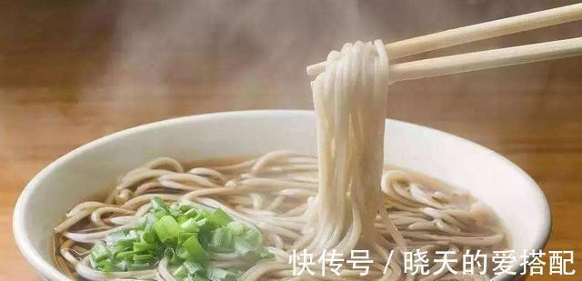 妙招|煮面条时,试试这一妙招,面条爽滑筋道不粘连,汤汁都清香美味