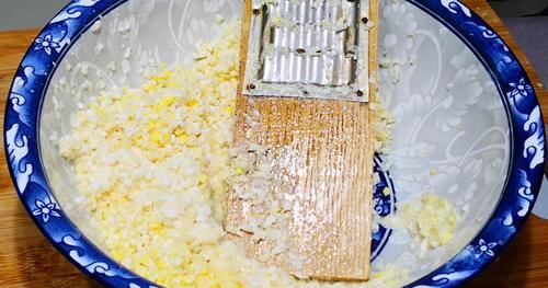 做法|玉米别再煮着吃，教你个独特吃法，又香又甜还易消化，做法超简单