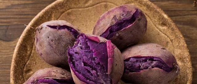 糖三角是一种传统小吃,包上自己喜欢吃的馅料,早餐就吃它