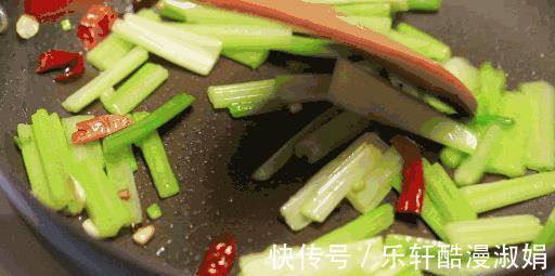 胡萝卜丝|芹菜好吃有诀窍，最忌焯水和直接炒，教你这样做，脆嫩入味不塞牙
