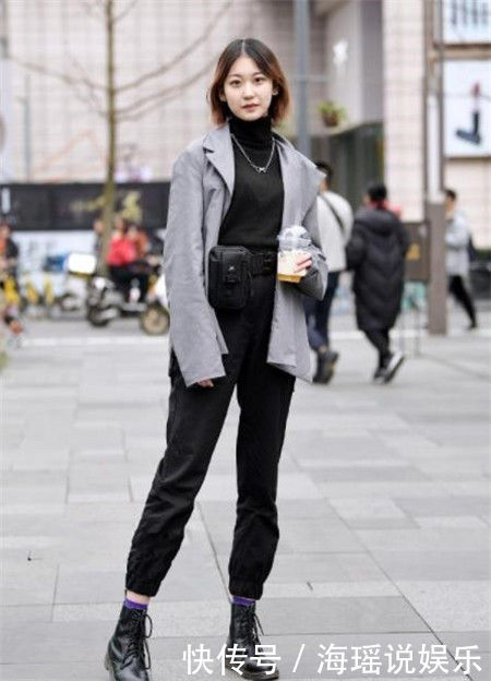 街拍卷发美女搭配牛仔单肩包,小姐姐的侧脸颜值非常高