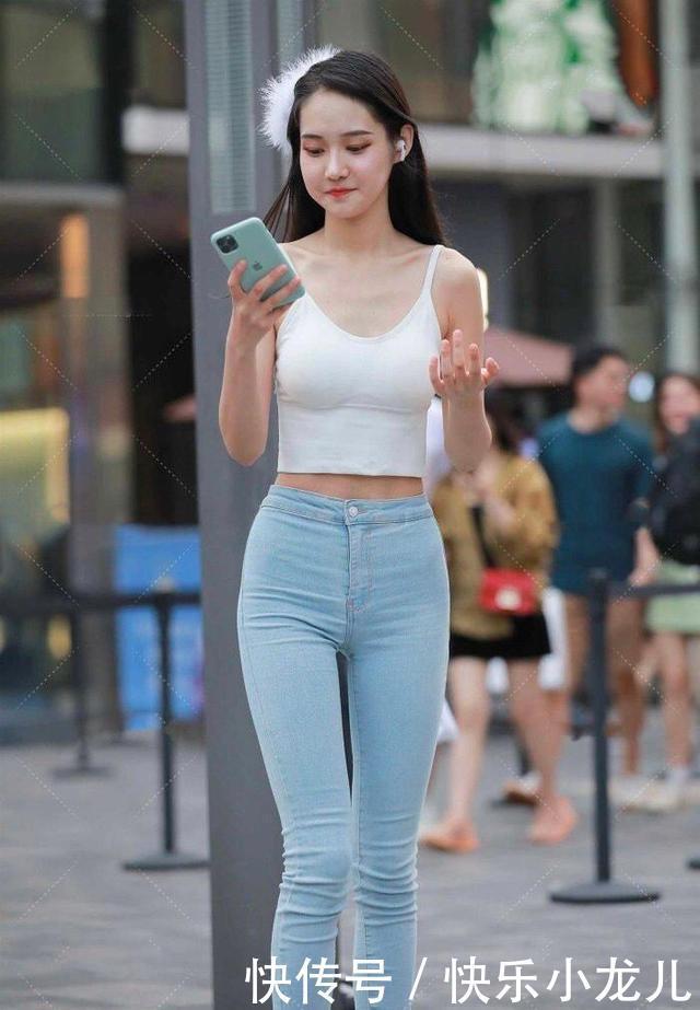 牛仔裤|抹胸吊带上衣,搭配天蓝色牛仔裤,给人一种邻家小妹的甜美气息