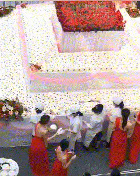 |搞笑GIF趣图:妹子拍照很赞,用这样的姿势好看的都是大长腿