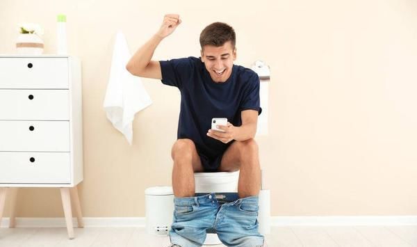 早上排便后瞅一眼，4种颜色的尿液，是身体异常信号，别不当回事