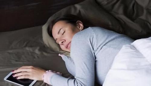 手机|睡觉时将手机放在枕边有“辐射”吗答案可能和你想的不一样