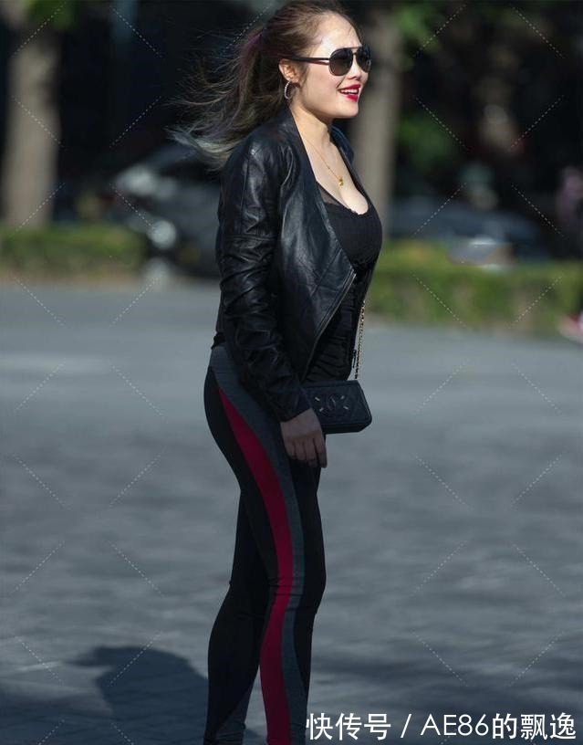 搭配 女生比例均匀,同色系搭配非常漂亮,特别是穿黑色衣服时!