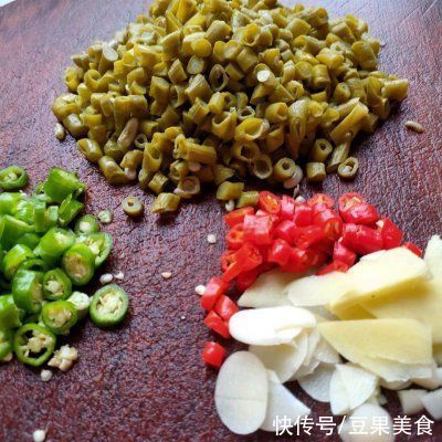 鲜美|#不容错过的鲜美滋味#够酸爽过瘾的湖南菜酸豆角炒鸡杂